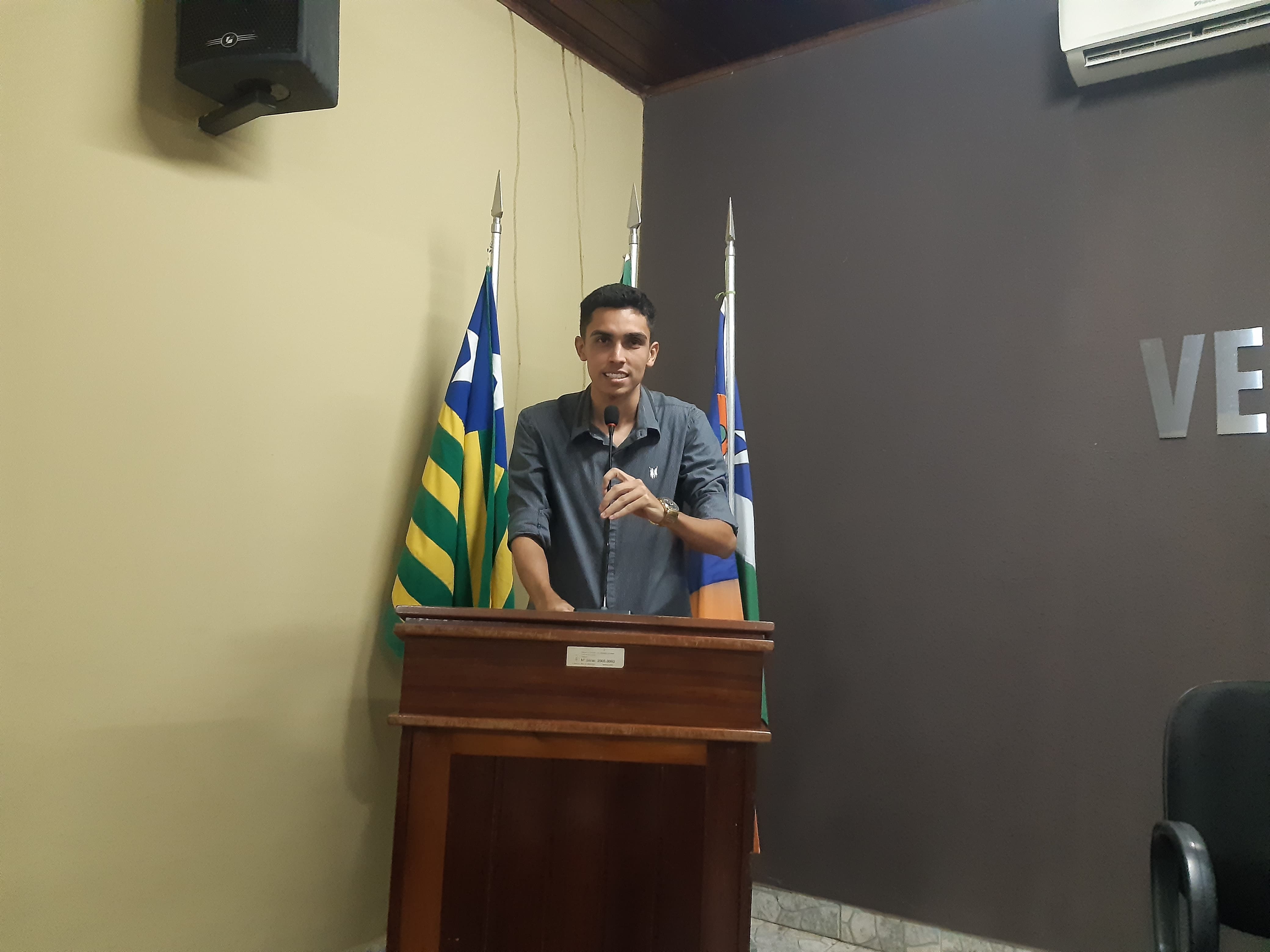 Ver. Thuca Mota solicita à Prefeita, ônibus com motorista para transporte de alunos locais que estudam fora do Município