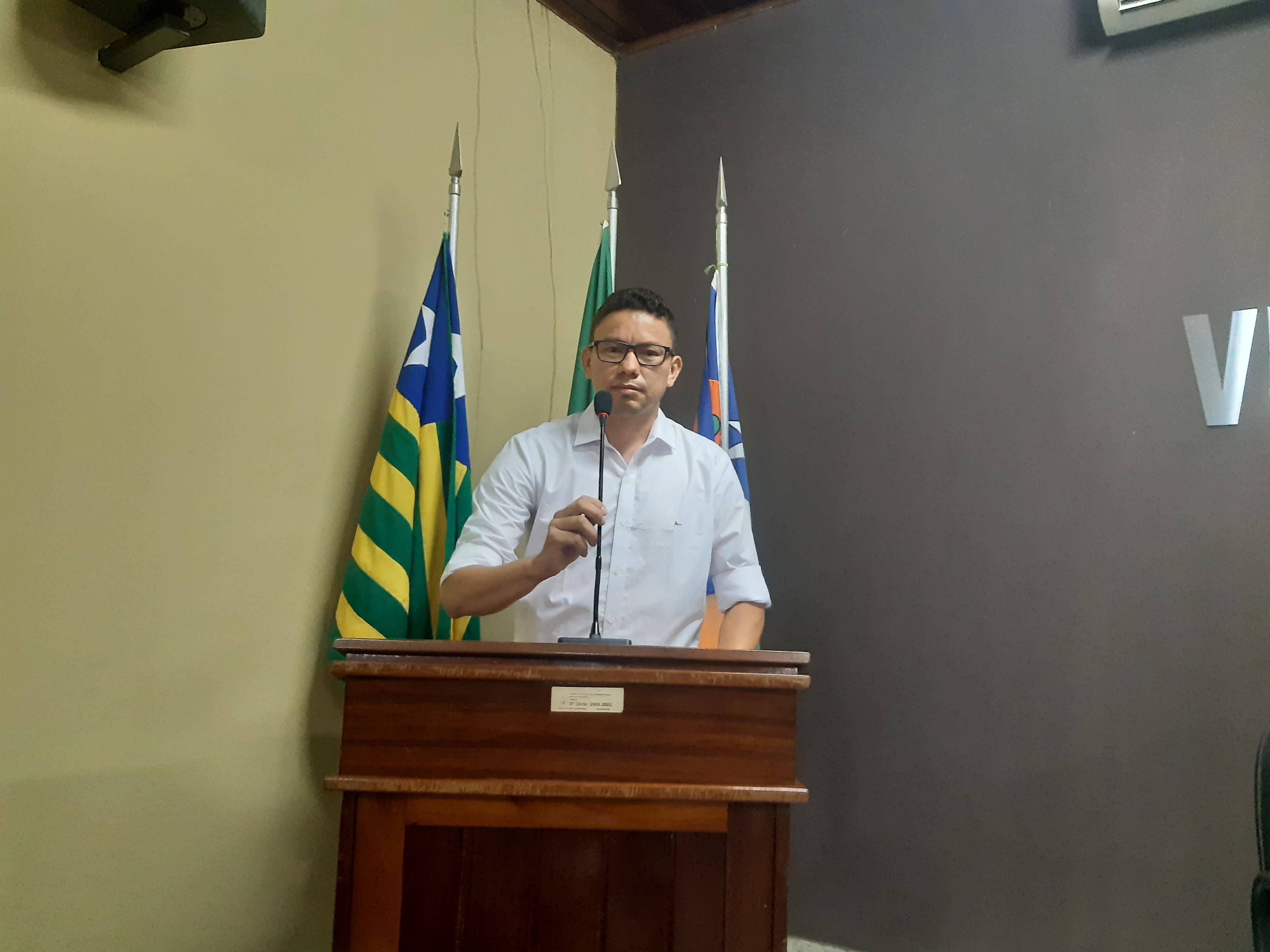 Requerimentos do vereador Prof. Mariano solicitam ao Executivo manutenção de calçamentos e coleta de lixo em alguns povoados 